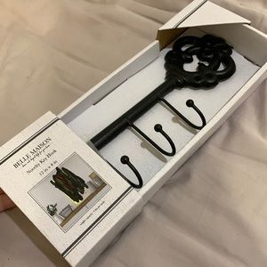 Key shaped key holder wall mount with hooks - belle maisom novelty